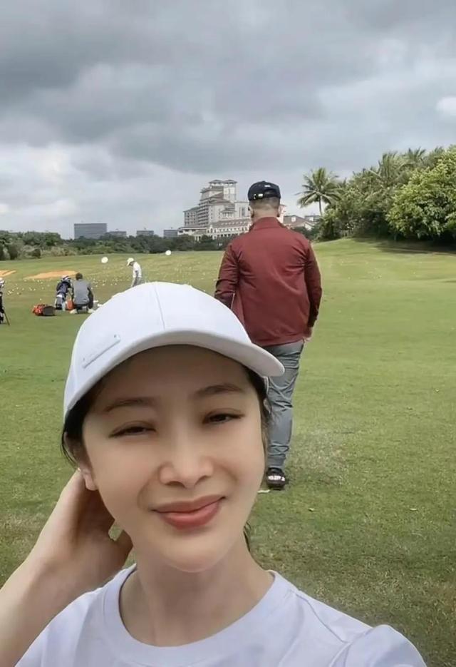 《狂飙》“程程”近况曝光：与丈夫黄海波打球，黄海波表现引争议