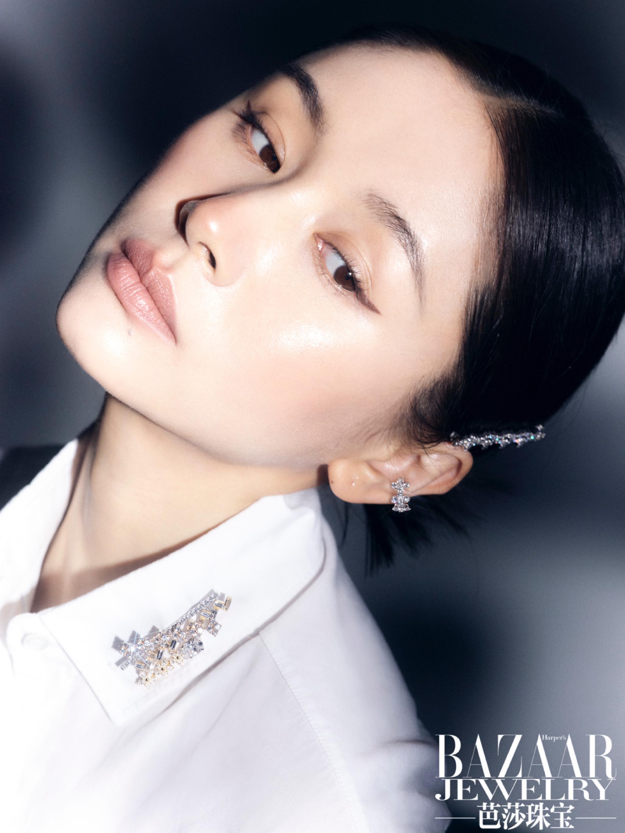 王子文最新一组大片我愿称之为光影中的黑天鹅