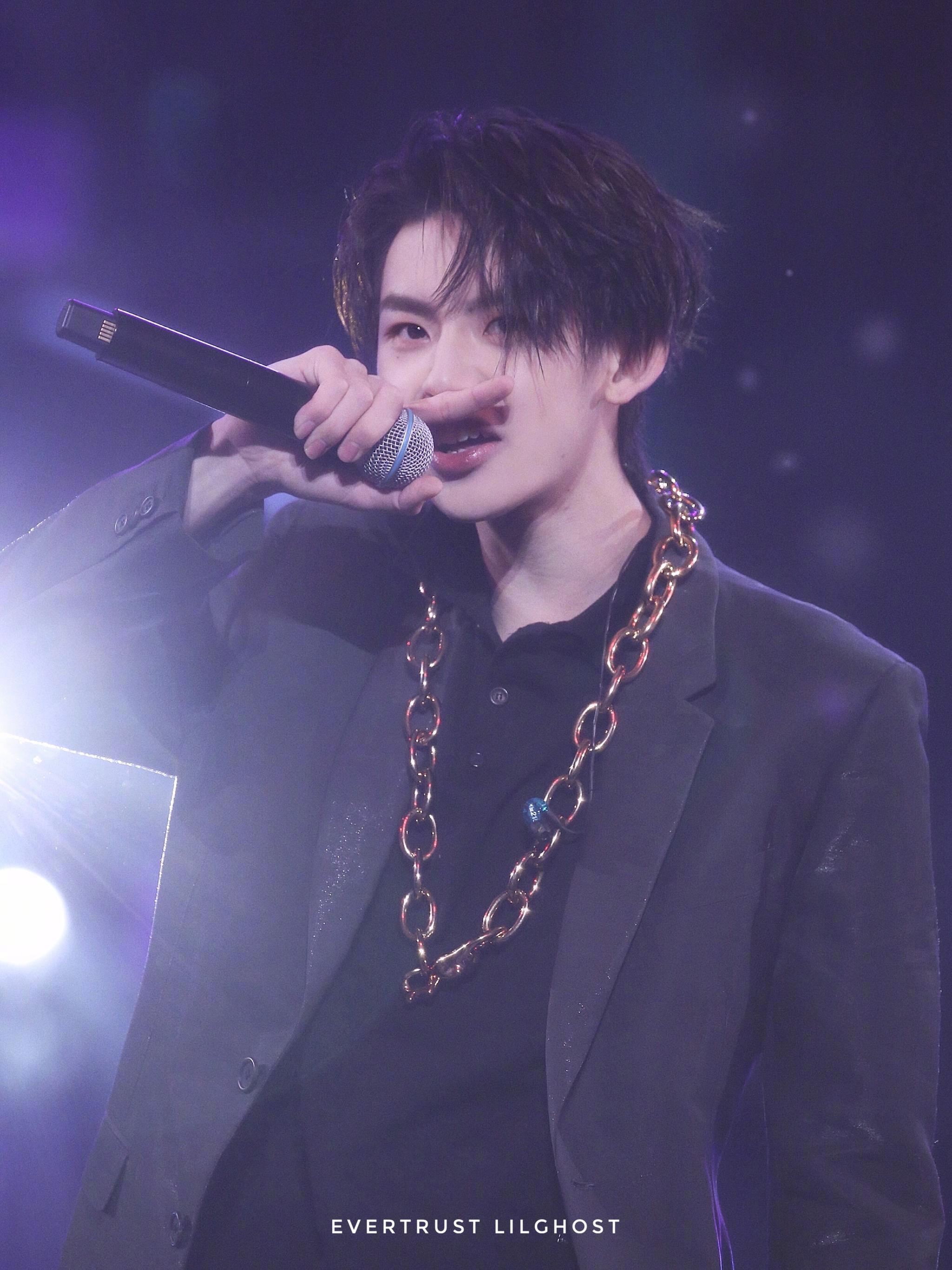 小鬼王琳凯舞台照小合集舞台上的小鬼又酷又拽,私下却是一个可爱鬼