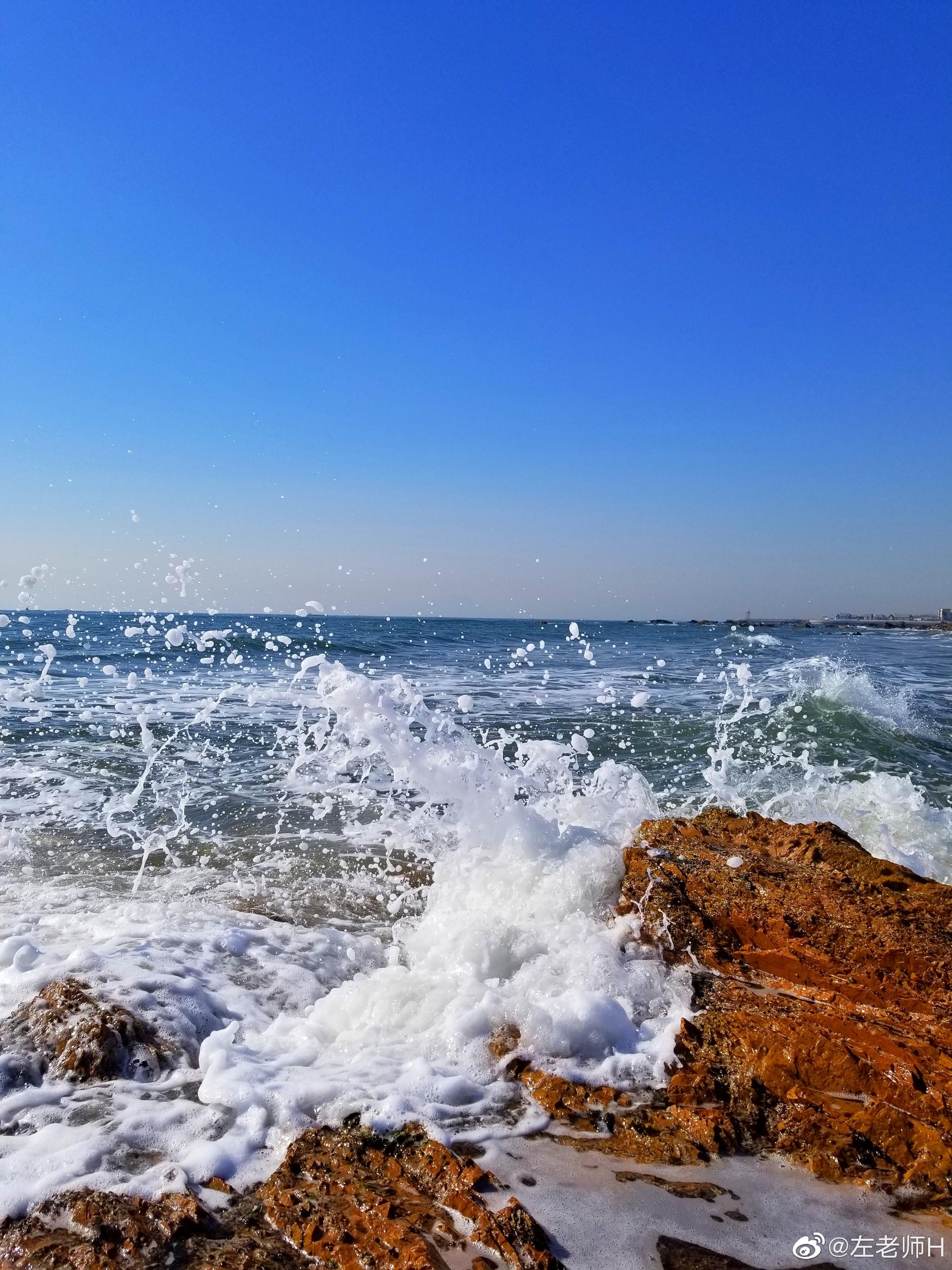 疾风劲吹 青岛今日的天空格外的湛蓝 拍岸的浪花洁白如玉