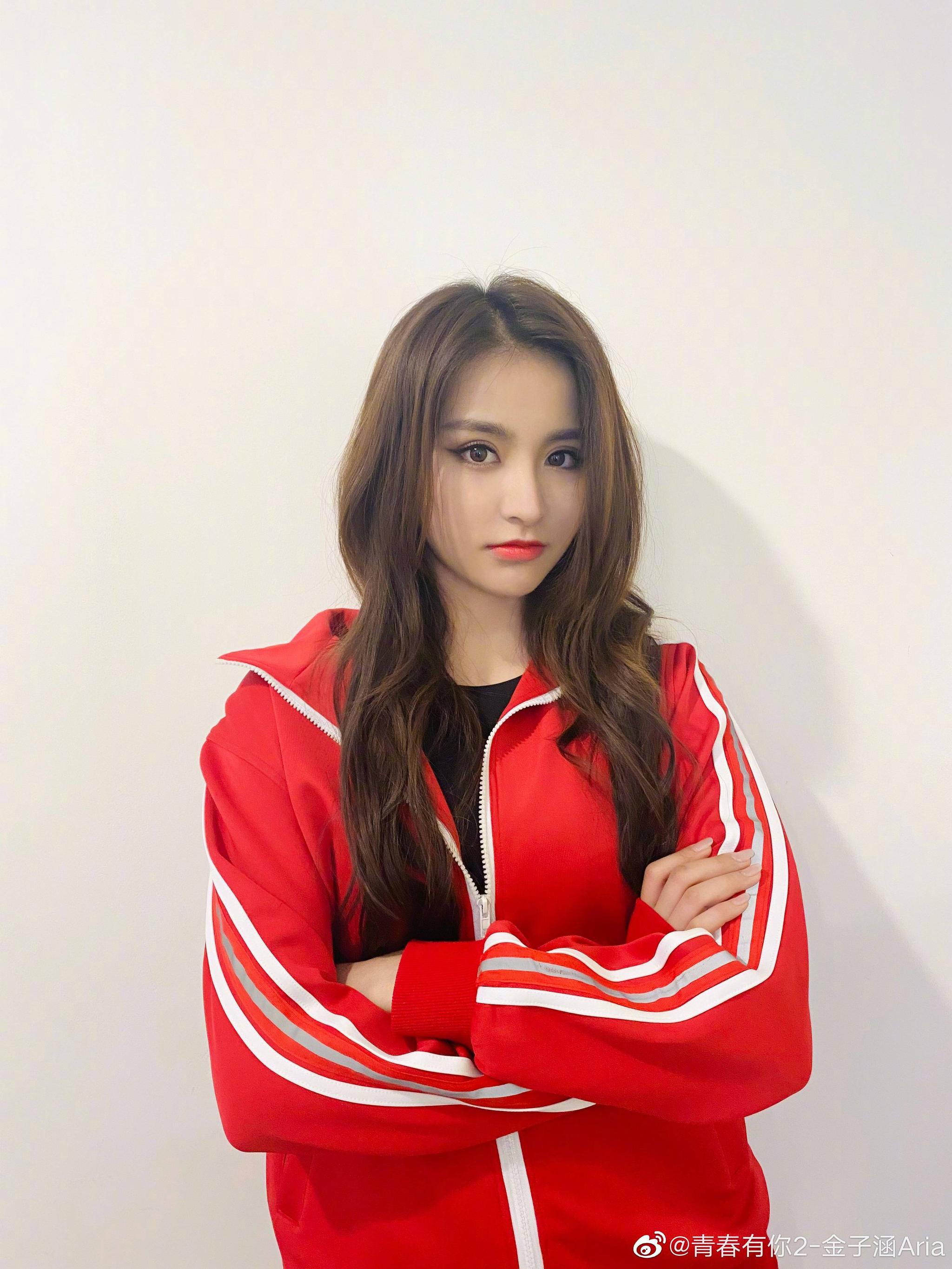 乐华艺人金子涵挺适合的吧,颜值高,业务能力也不错