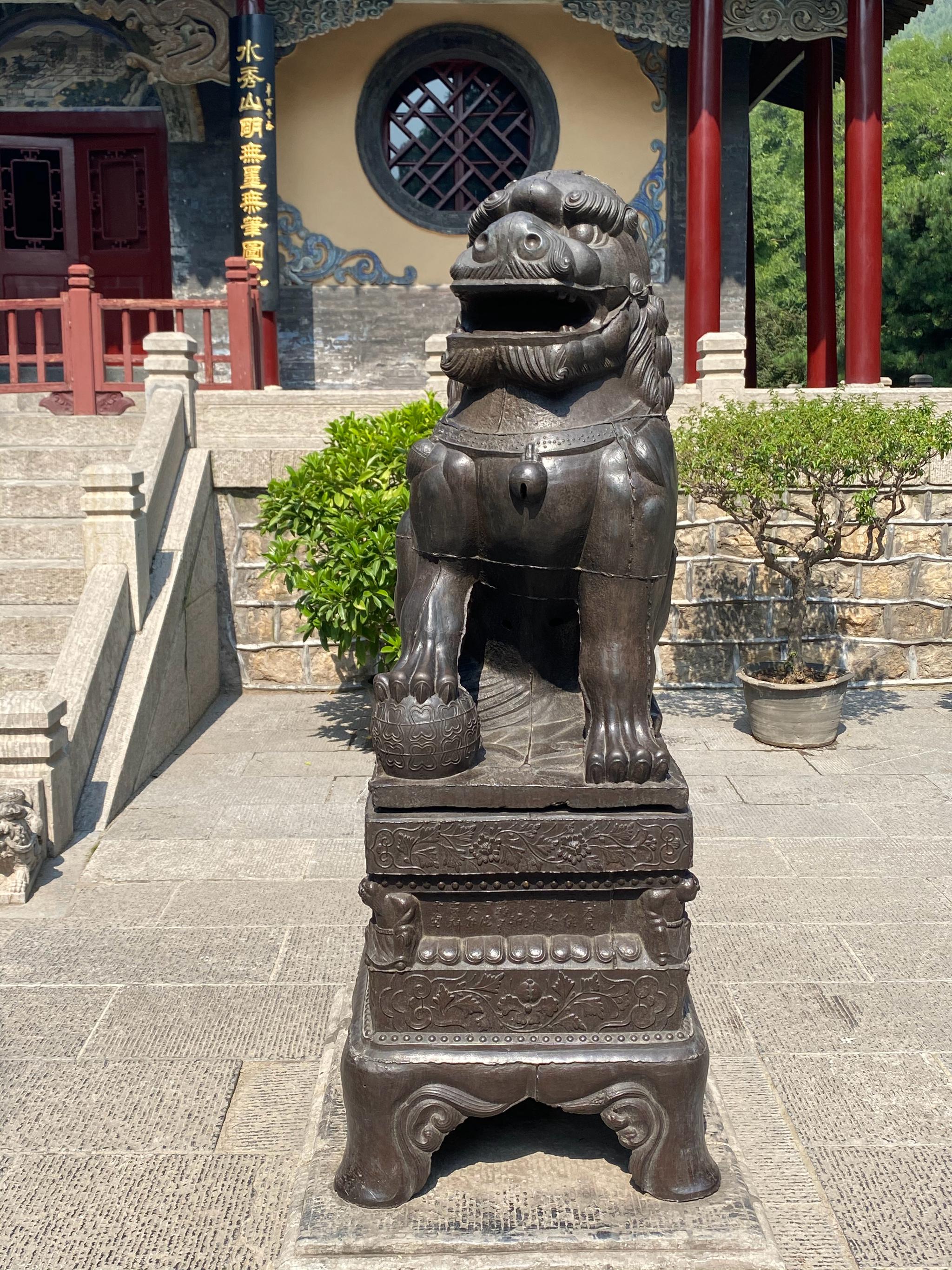 山西太原晋祠明代万历年间的铁狮子,一对,母狮子腋下有小狮子_高清