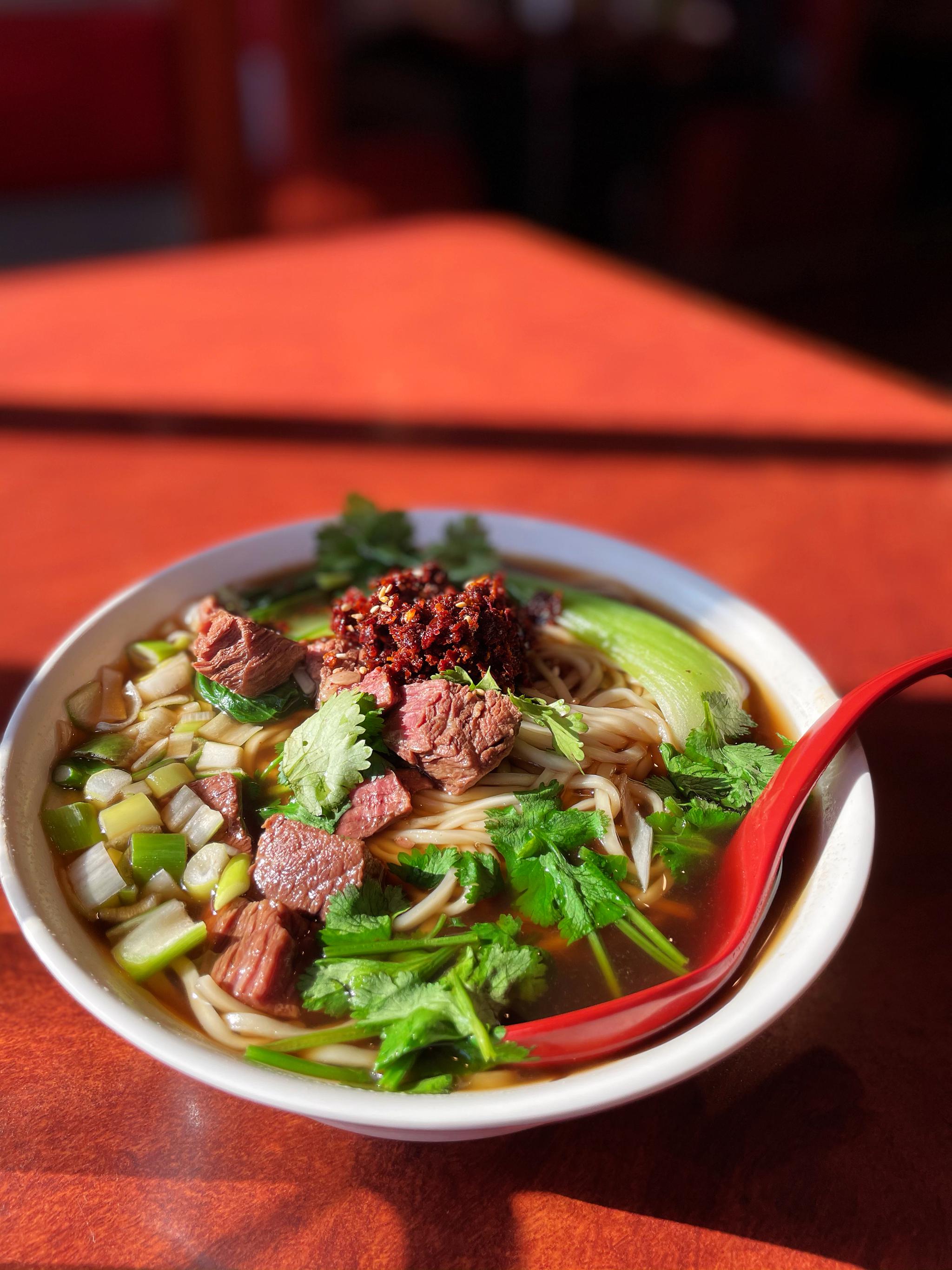 暖暖的午后一碗大份牛肉面吃的满头大汗.