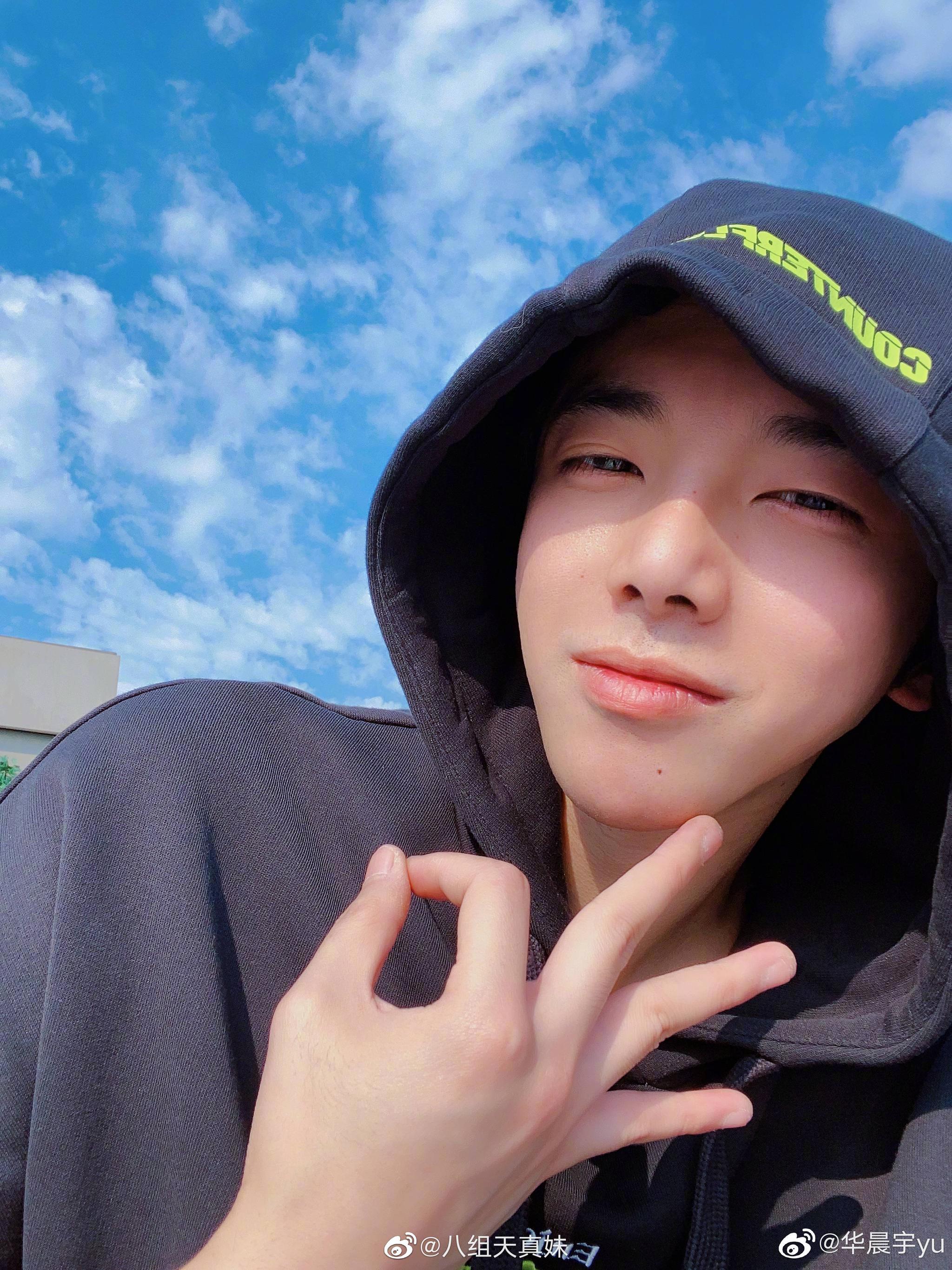 有狗仔拍到华晨宇在上海酒吧公共区域室内抽烟……_高清图集_新浪网