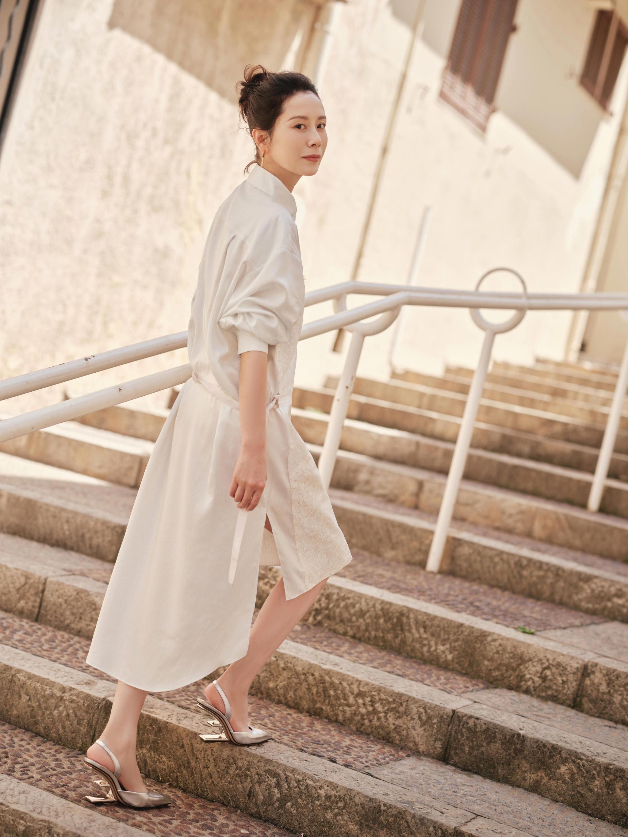 海清昨日戛纳电影节中国馆"对话是枝裕和"圆桌活动造型_高清图集_新浪