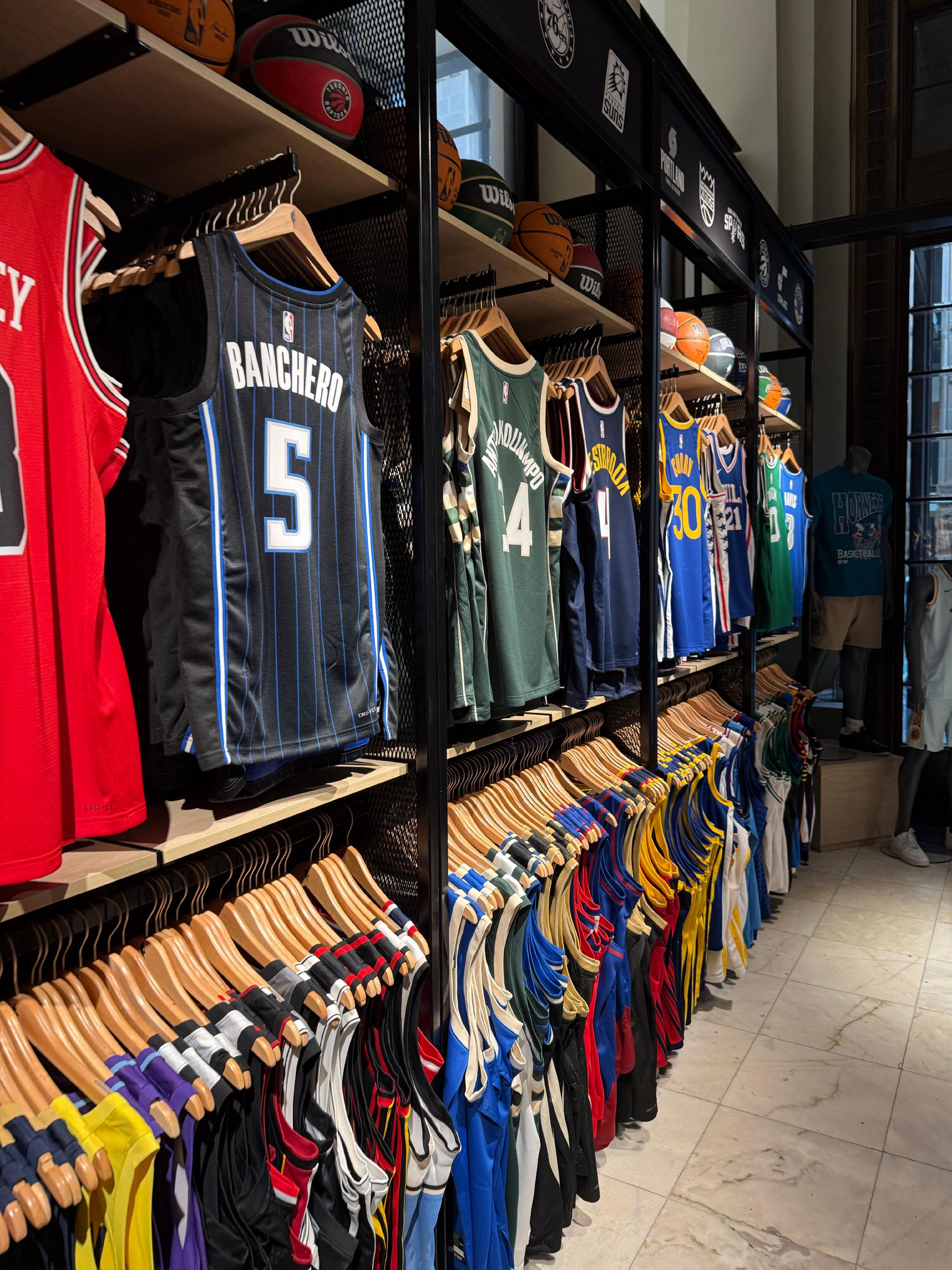 去逛了一下澳洲的nba店,好多球衣新的复古的,甚至交易后的浓眉福克斯