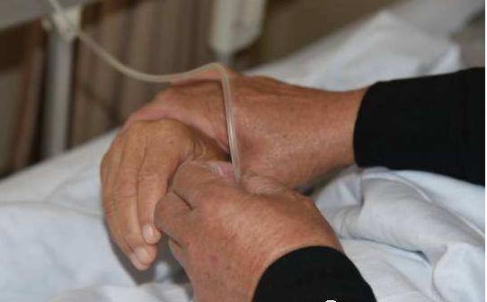 75岁老人医院输液时，遭女陪护连扇耳光，被打得惨叫连连不敢还手休闲区蓝鸢梦想 - Www.slyday.coM