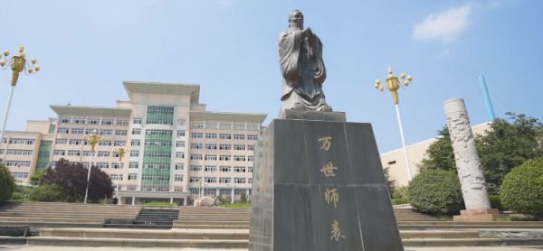 青岛一老师体罚学生被开除！事件真相曝光！休闲区蓝鸢梦想 - Www.slyday.coM