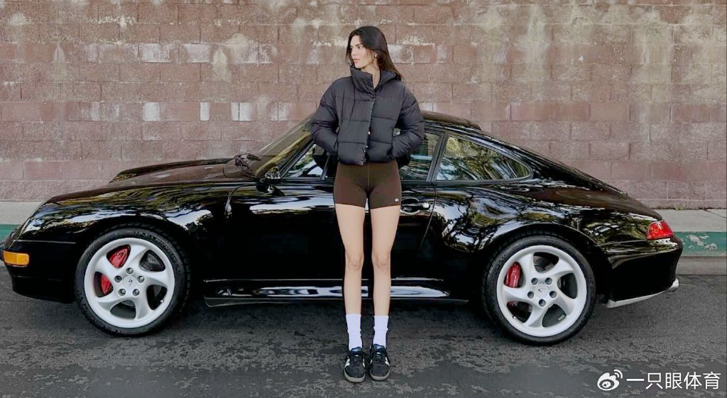 车帅人美詹娜开保时捷秀长腿身材真顶坐驾驶室绑头发太飒