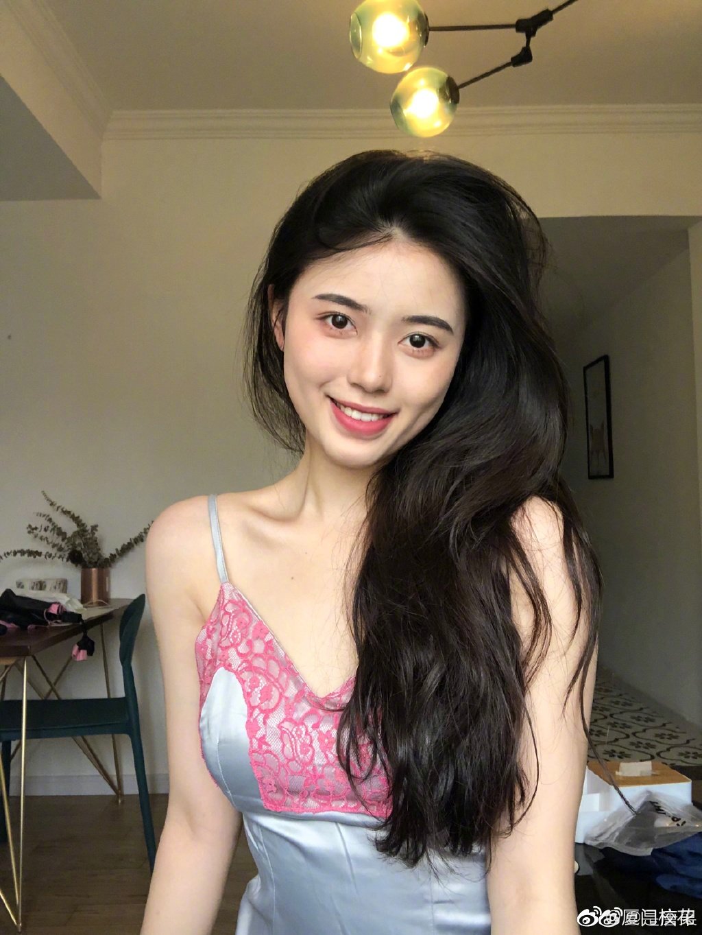 她叫唐果02年就读于广西艺术学院身高173cm爱好跳舞