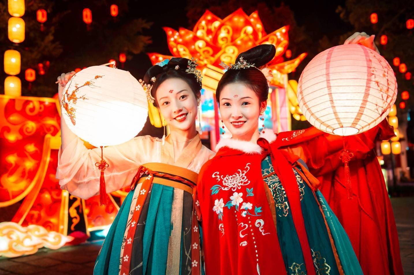 景区打造了首个汉服夜游潮流集市《梦回汉唐》,主打汉唐文化沉浸式