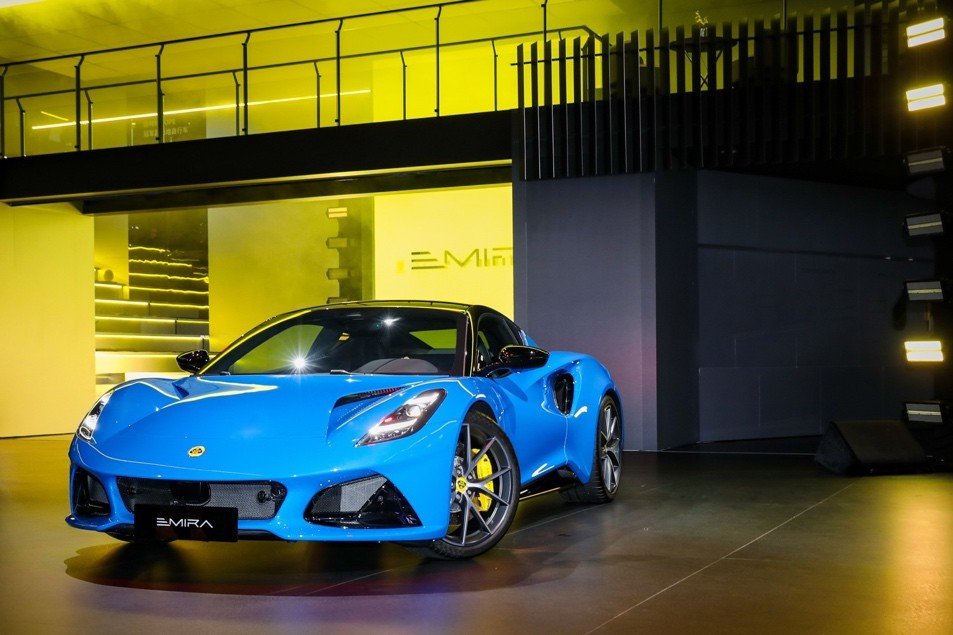 以热爱驾驭本能全能公路跑车路特斯emira