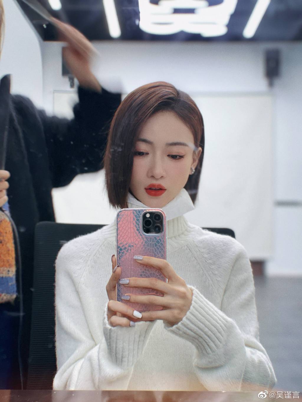 吴谨言的短发造型可甜可飒风格多变