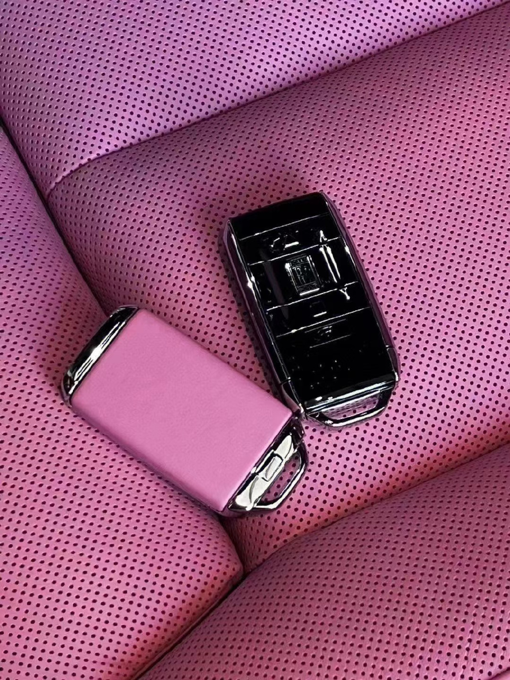 面板的边框由手工打磨的金属条包裹,不仅将上部的仪表板和中部的控制