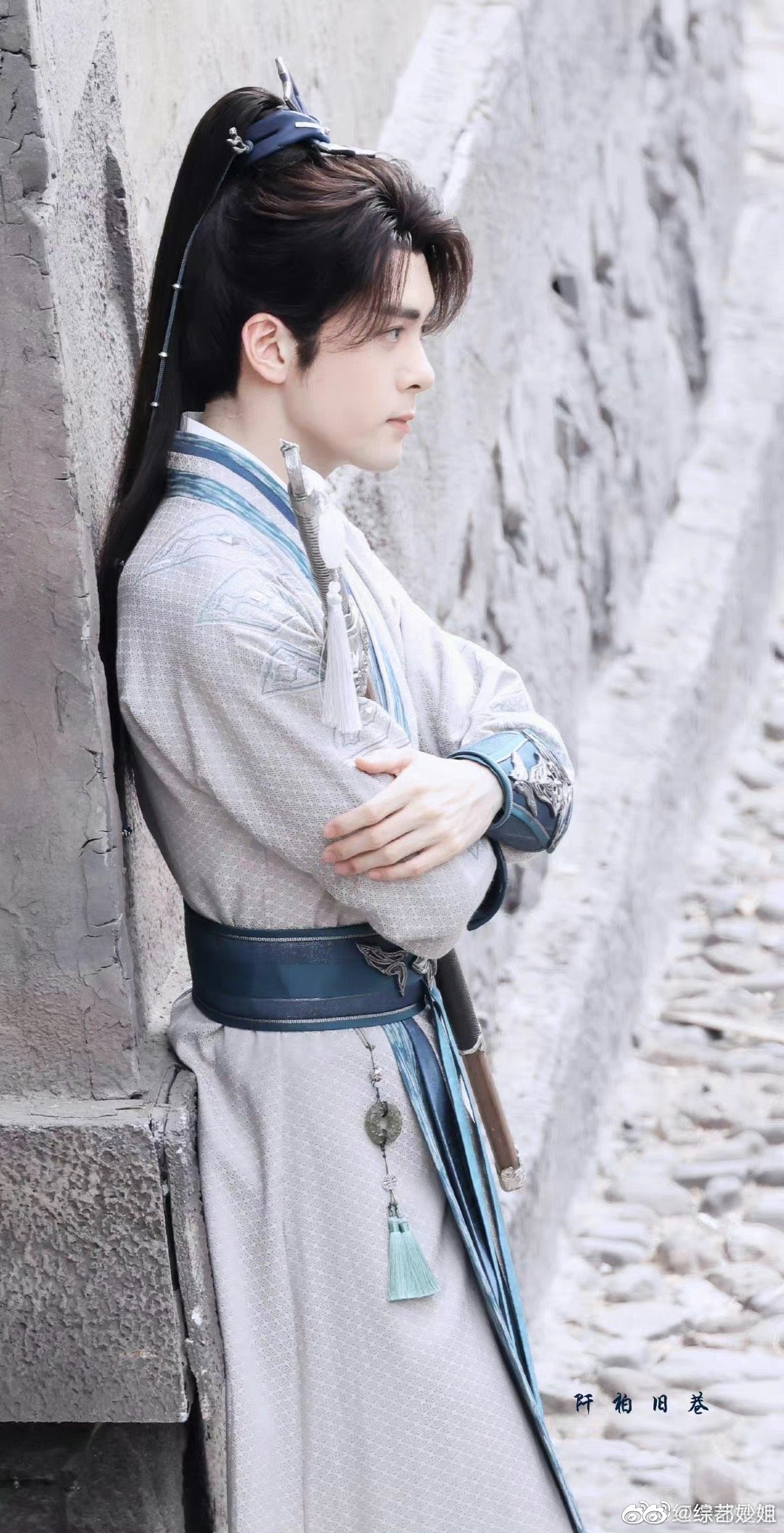 晞《莲花楼》饭拍路透～手里拿着剑,靠在墙上好帅,曾舜曦随拍古装剧吧