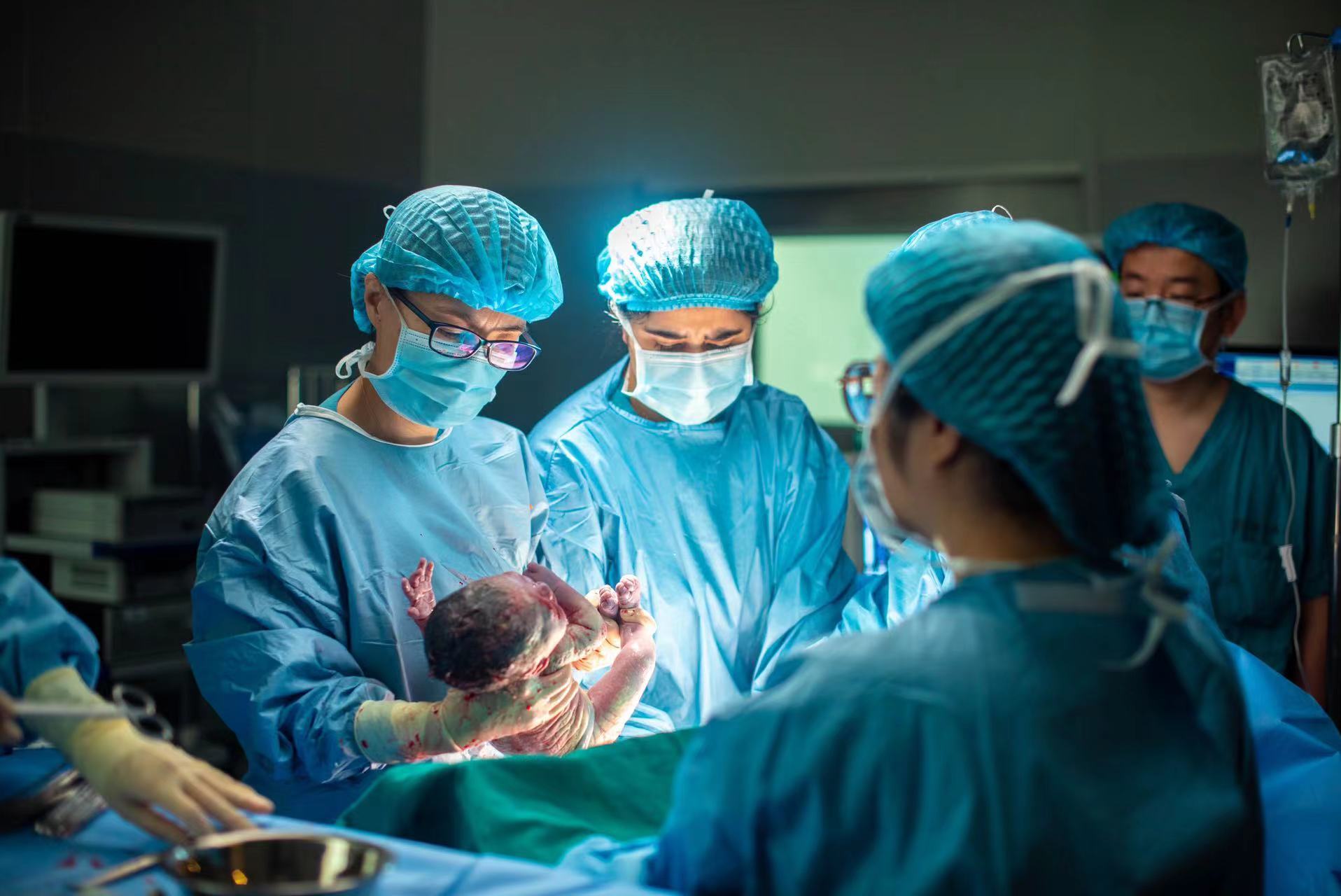 闭环管理中的瑞金医院新生儿哭声嘹亮临时爸妈竞争上岗