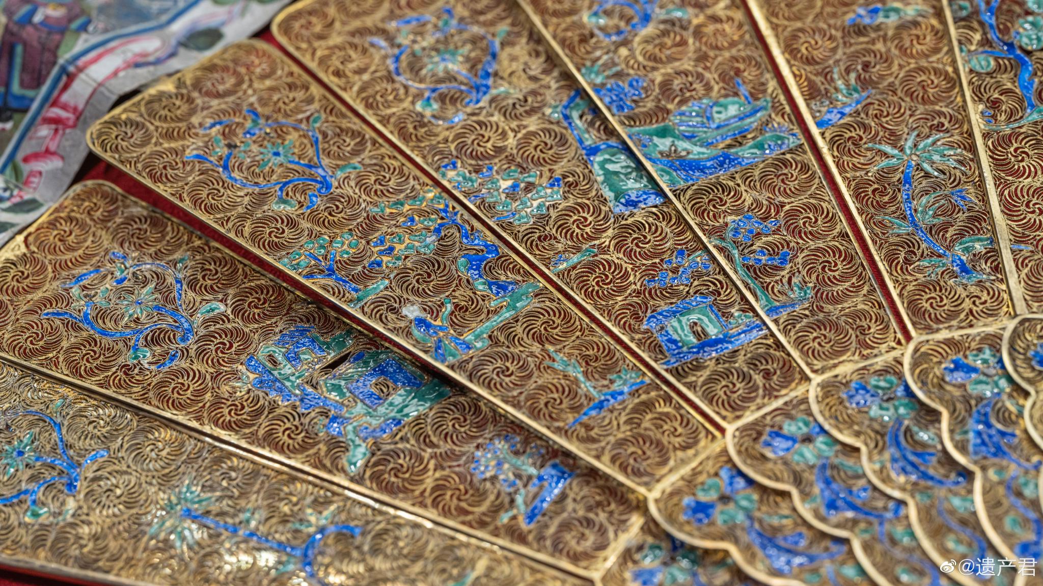 清代鎏金银累丝烧蓝花卉庭院纹折扇__财经头条
