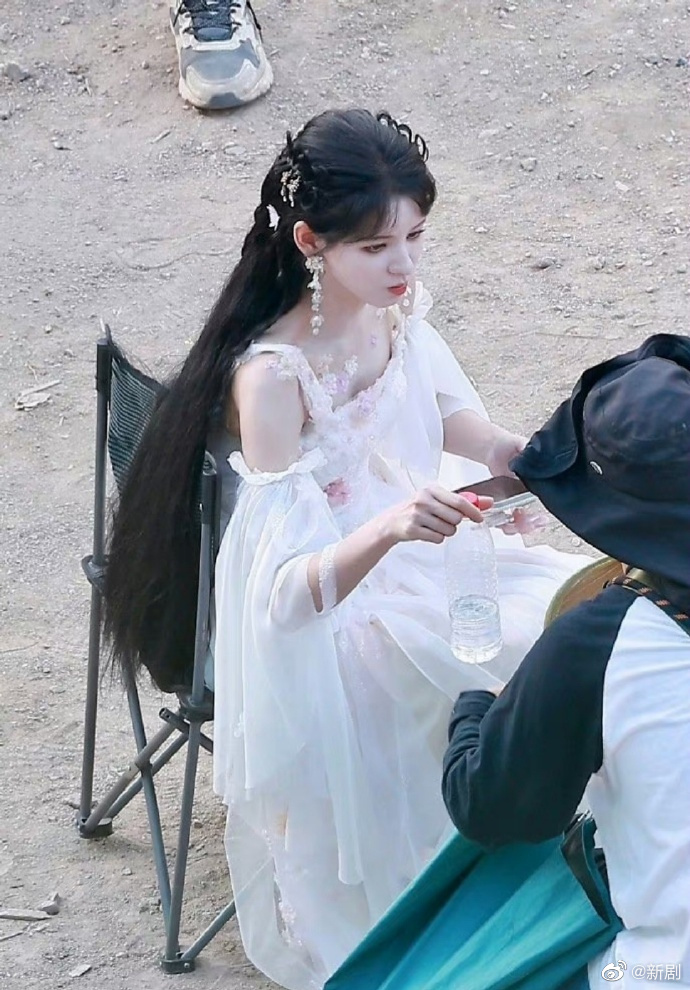 《斗罗大陆2》张予曦白裙造型，又美又仙，仙女下凡__财经头条