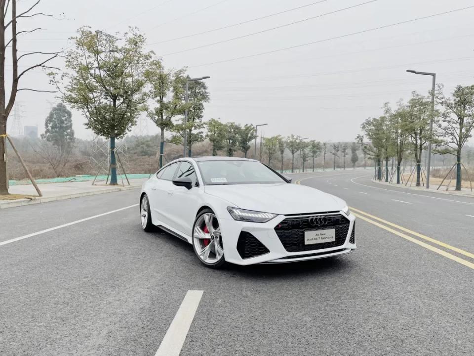 体验奥迪rs7你觉得他是暴徒我说她是女神