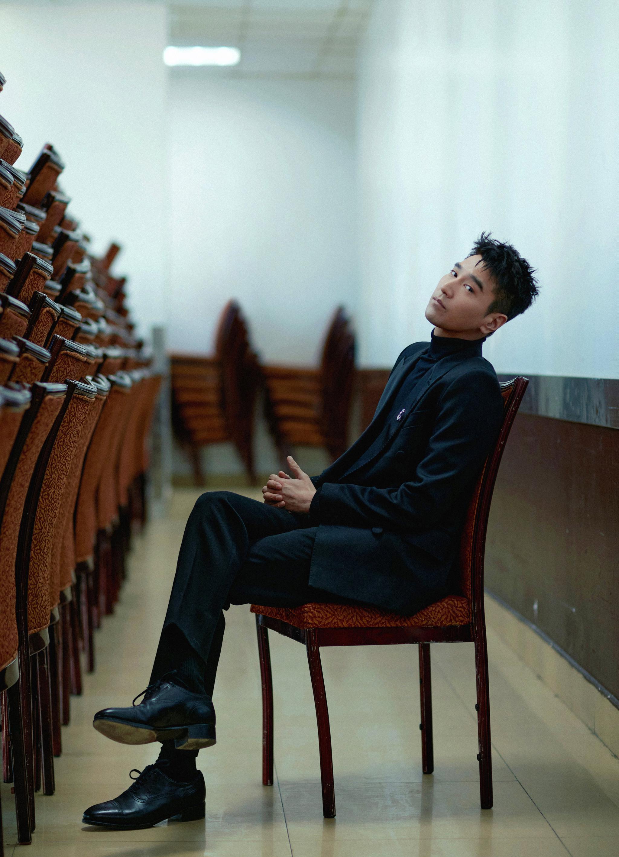 首映礼上,赵又廷全程搞怪逗趣,引发爆笑不断,跟随音乐跳起"抖人舞"