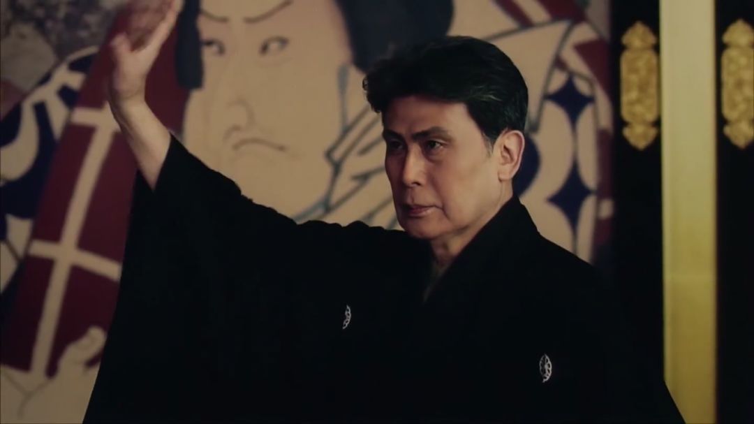 藤间斋的爷爷,是日本艺术院会员二代目松本白鹦,本名藤间昭晓.