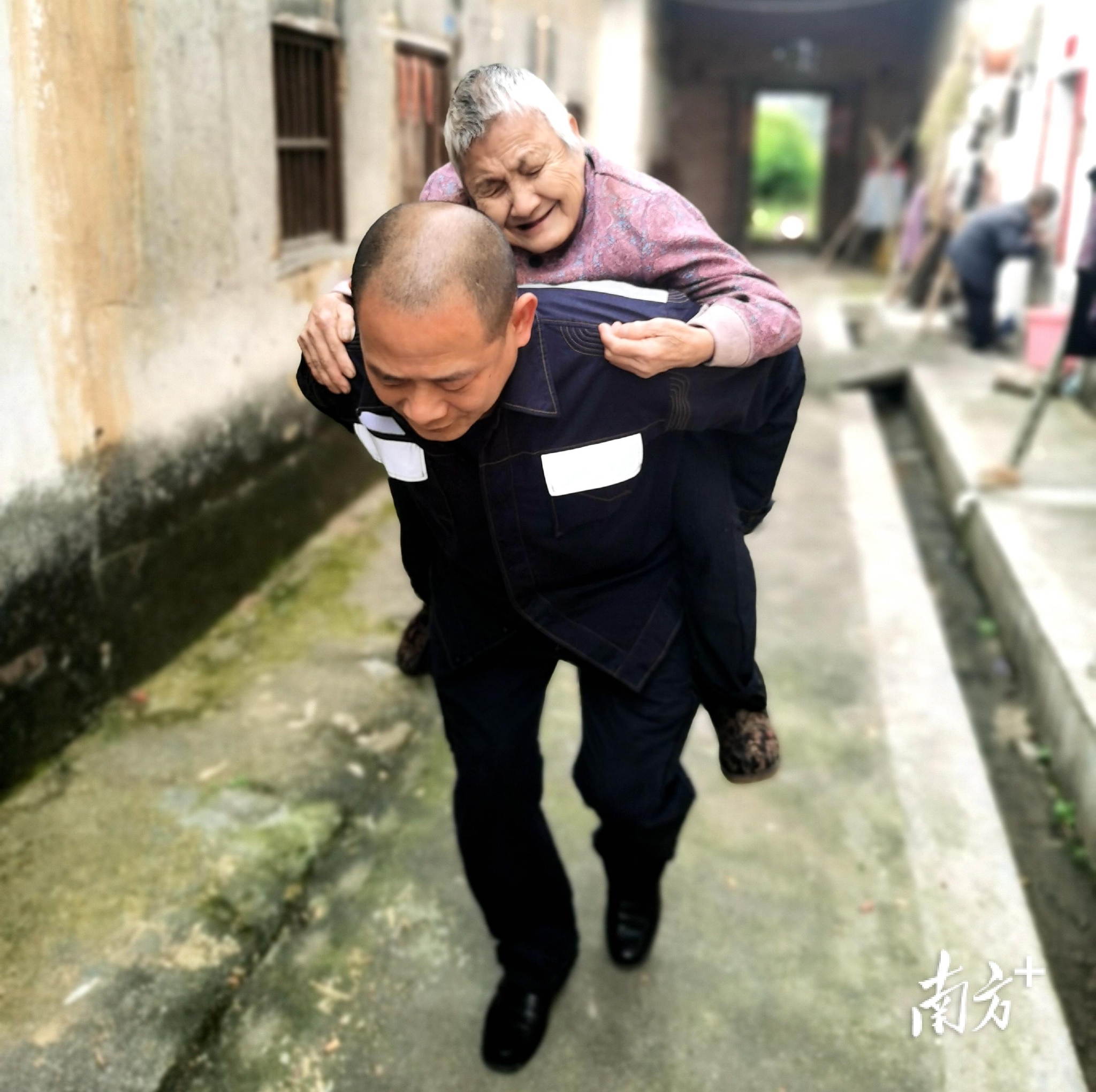 曲江一村干部背80岁老人接种疫苗网友点赞是针爱