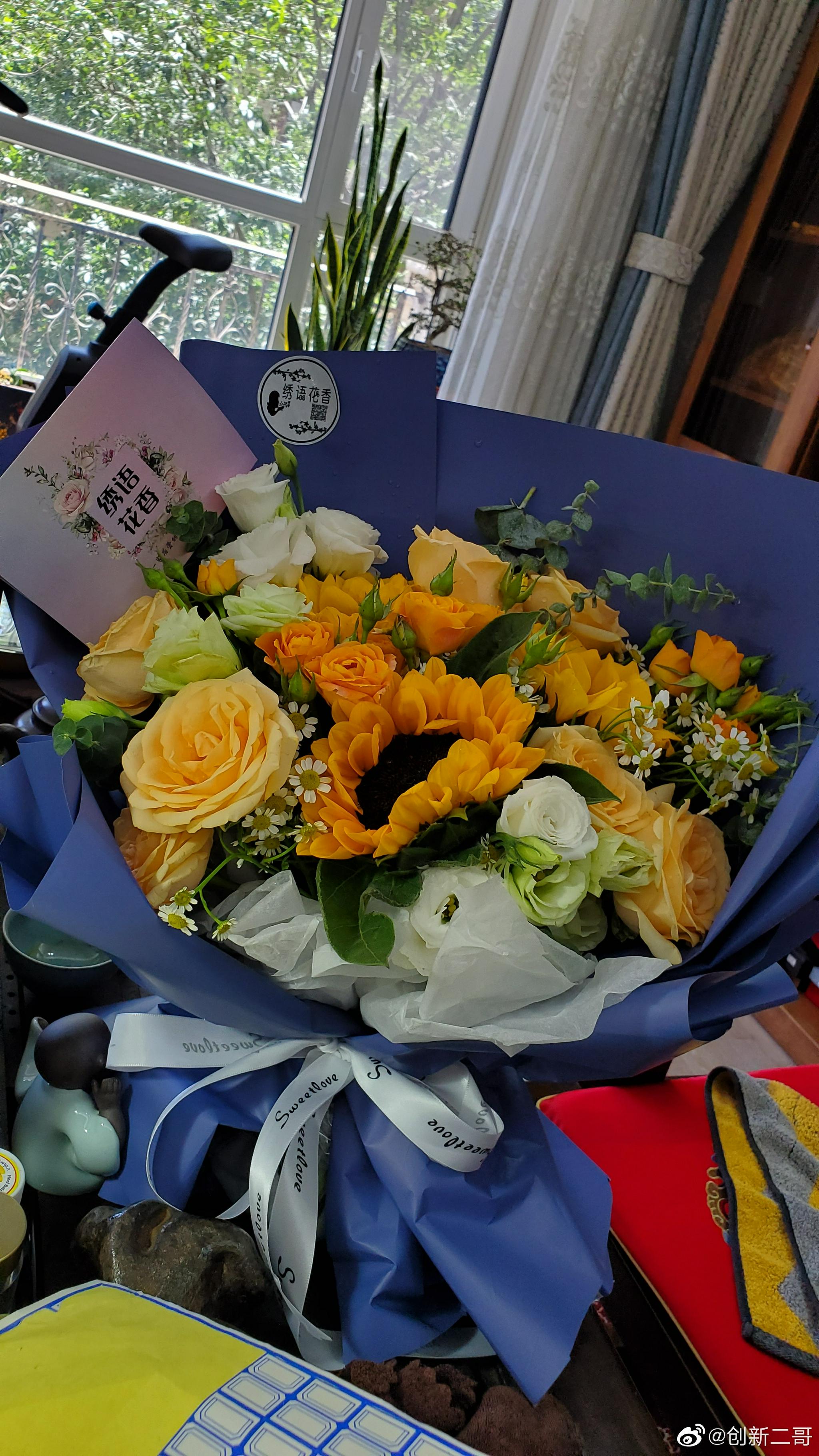 收到一对女儿的父亲节祝福,图1是大女儿父亲节送的花和信件