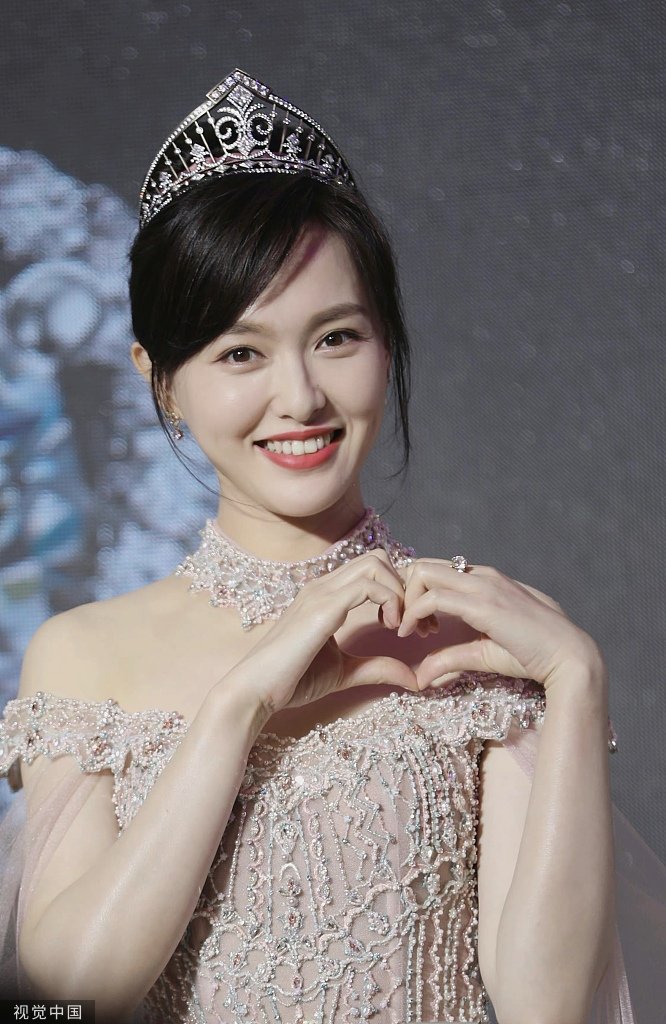 唐嫣一字肩纱裙头戴王冠变身公主超惊艳