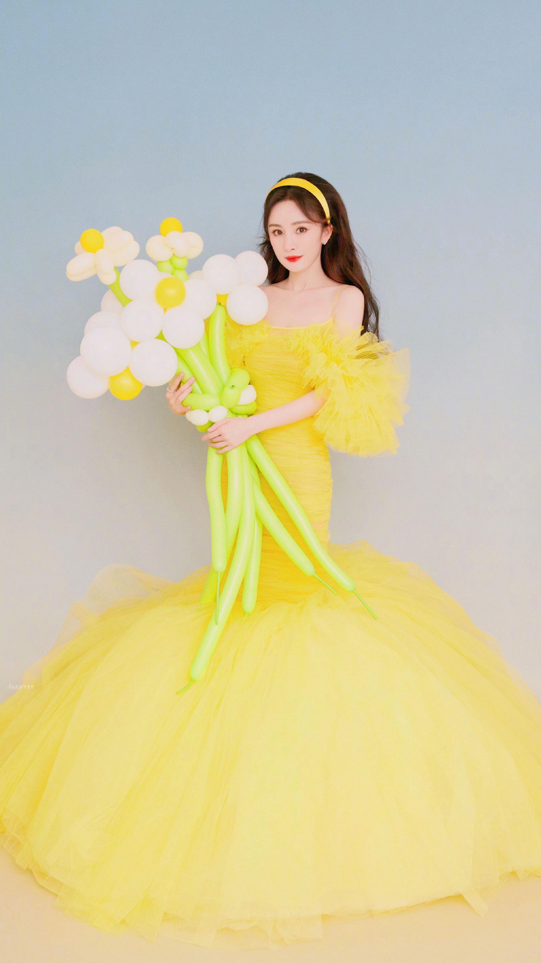 杨幂一袭黄裙这不就是明媚优雅大美人本人嘛……__财经头条