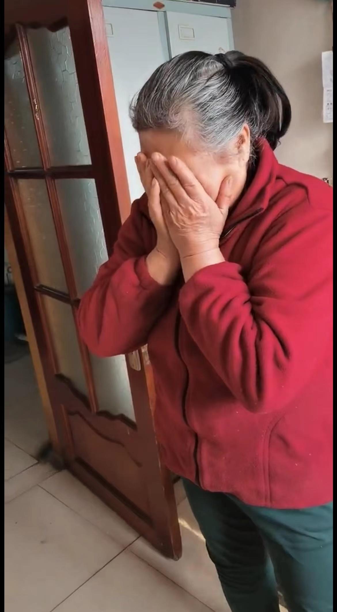 保姆大姐过年前收到雇主送的新衣被感动落泪 雇主:她把老人照顾得很好