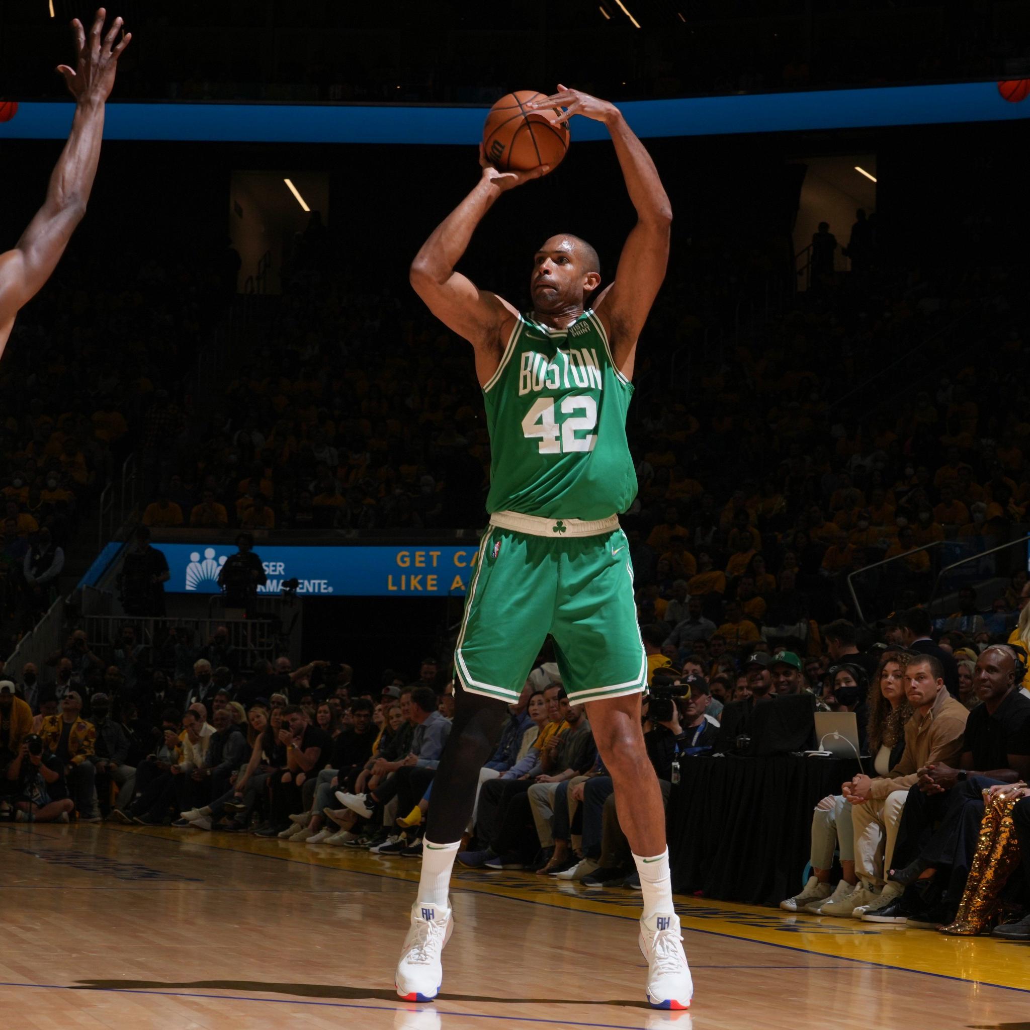 总决赛首战,霍福德三分球8投6中,怀特三分球8中5