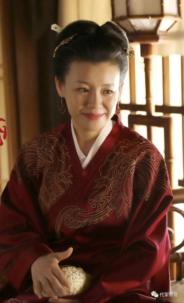 她25岁爱上大15岁导演，被抛弃后相亲嫁穷小子，如今过得怎样？|刘琳|导演|电视剧_新浪新闻