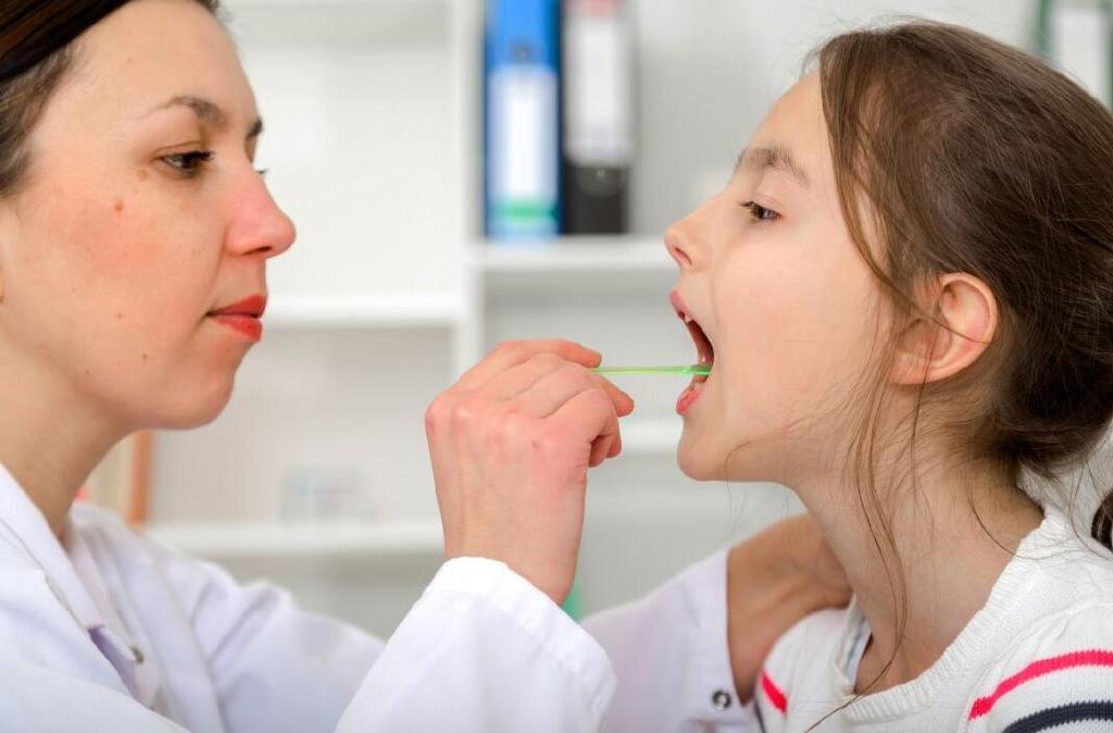 别以为宝宝口臭没什么大不了的,这是宝宝身体的警示信号,要重视-好玩