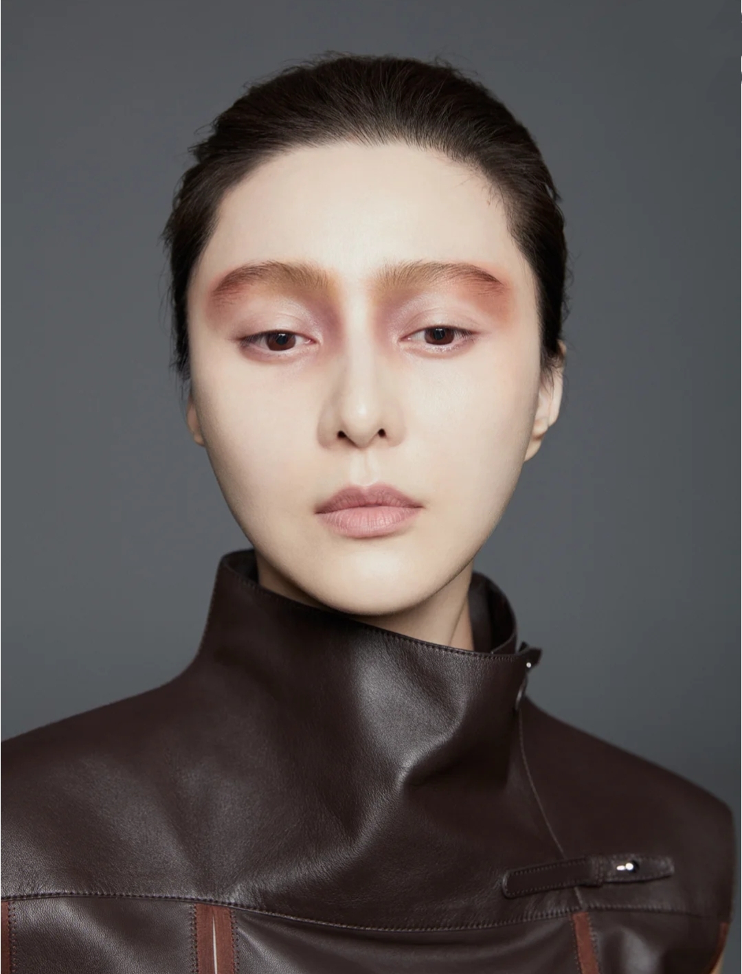 深色眼妆造型太夸张,粉丝却大赞好看有高级感|范冰冰|妆容|写真_新浪