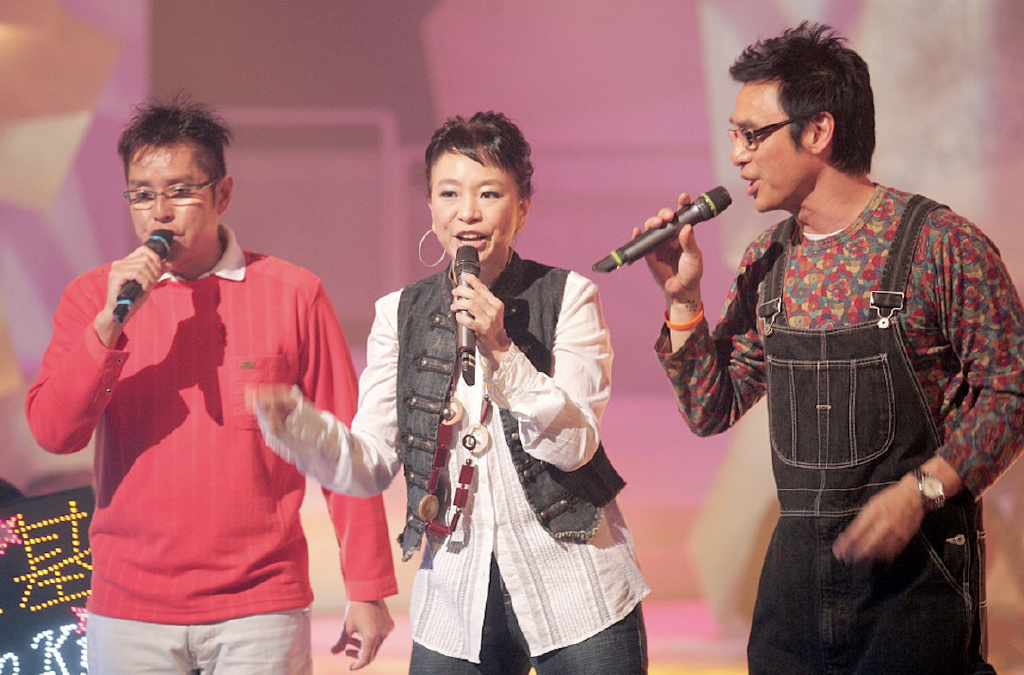 钟镇涛旧爱晒婚纱照，纪念与富商结婚41年，患癌后满头白发仍优雅休闲区蓝鸢梦想 - Www.slyday.coM