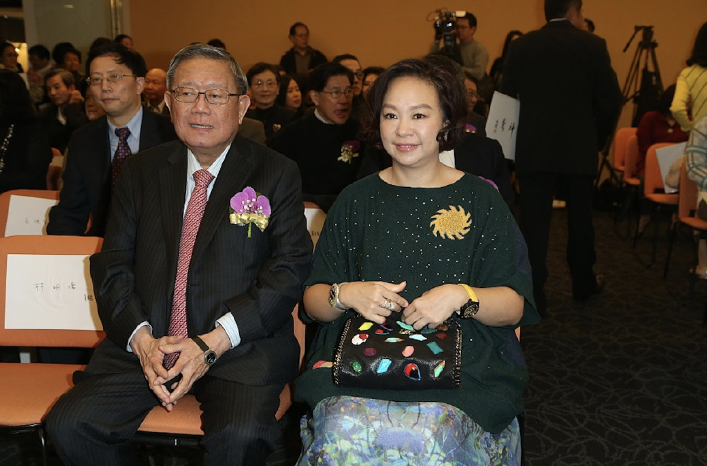 钟镇涛旧爱晒婚纱照，纪念与富商结婚41年，患癌后满头白发仍优雅休闲区蓝鸢梦想 - Www.slyday.coM