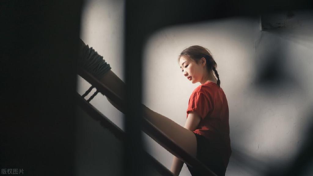 男子刷视频看到卧室妻子，报警后查明被偷拍半年的，竟是隔壁老王休闲区蓝鸢梦想 - Www.slyday.coM