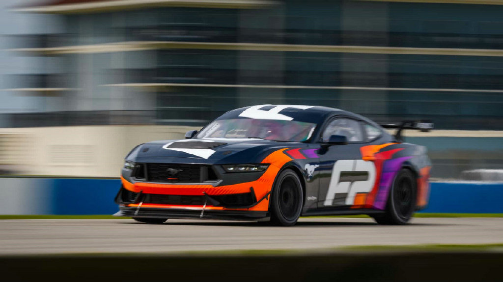 即将出战赛场拥有大尾翼福特野马gt4赛车全球首秀