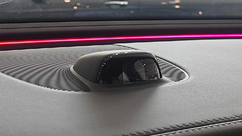 普通人的天花板已更新，TA和新5系选哪个？全新奔驰E级实拍