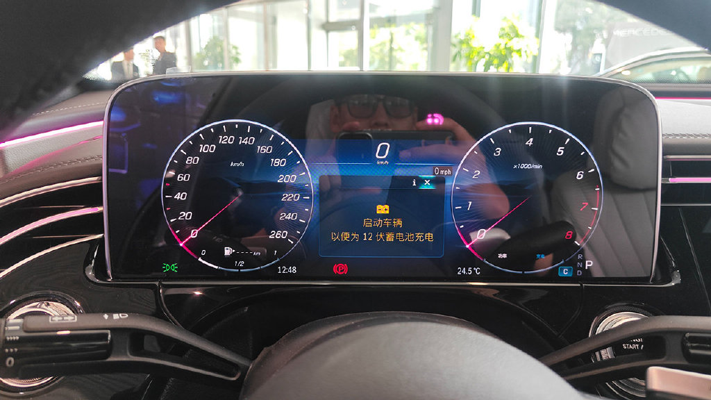 普通人的天花板已更新，TA和新5系选哪个？全新奔驰E级实拍