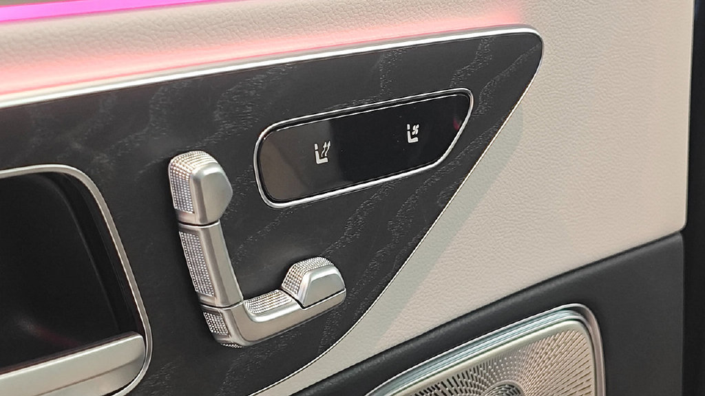 普通人的天花板已更新，TA和新5系选哪个？全新奔驰E级实拍