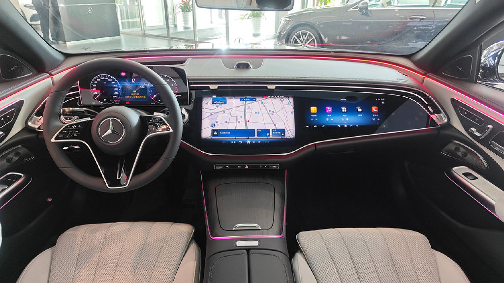 普通人的天花板已更新，TA和新5系选哪个？全新奔驰E级实拍