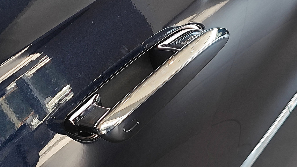 普通人的天花板已更新，TA和新5系选哪个？全新奔驰E级实拍