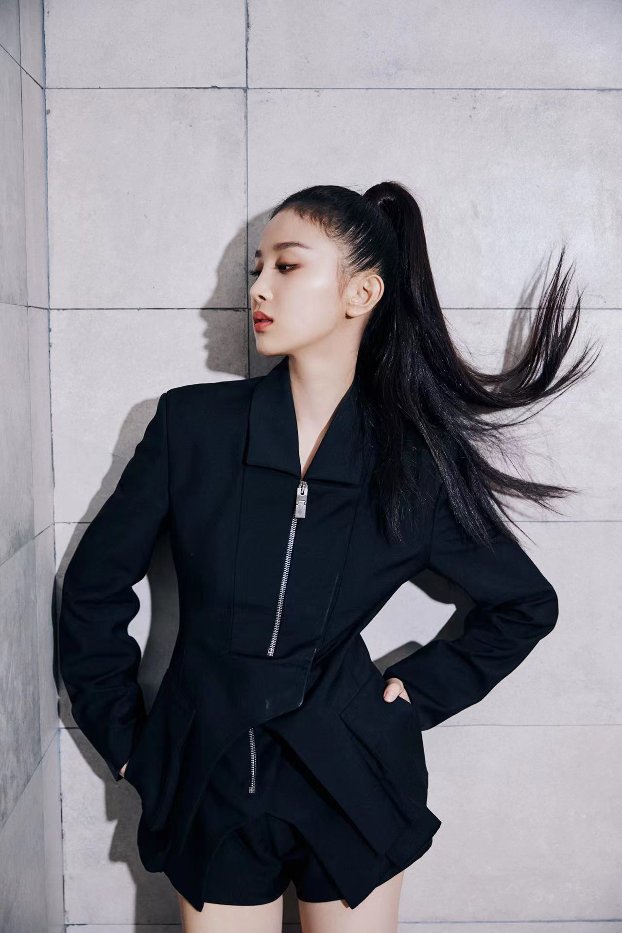 00后小花@吴施乐 金鸡红毯:身着givenchy黑色套装,a爆!