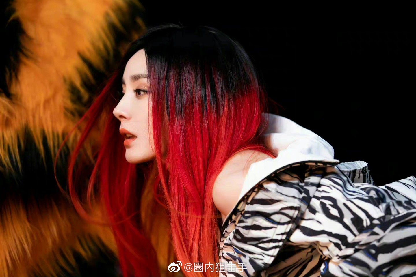 杨幂晒出了一小撮头发,原来染的是红色,大家猜对了吗