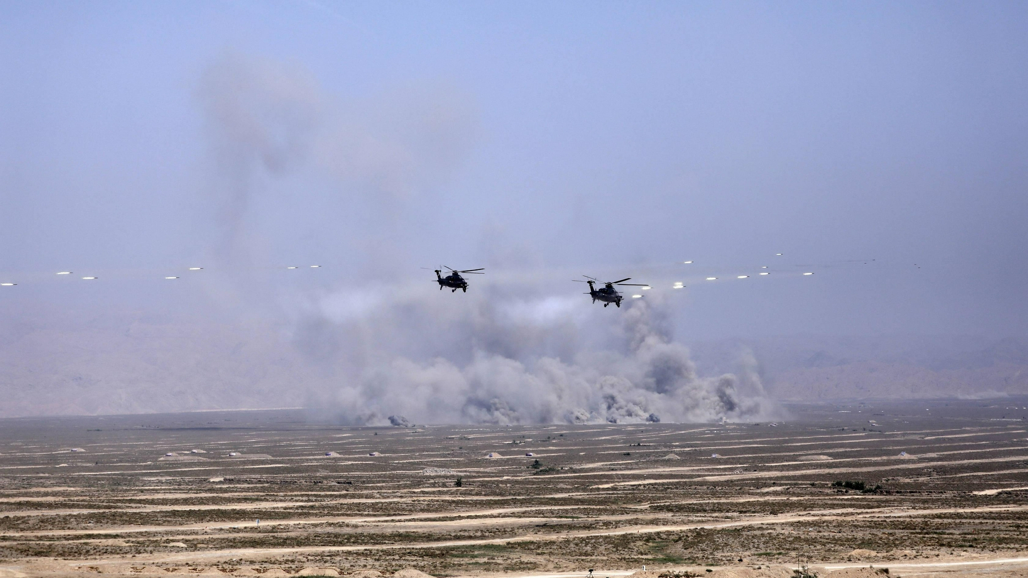 8月13日,在宁夏某合同战术训练基地,陆航作战群到达预定区域实施空中