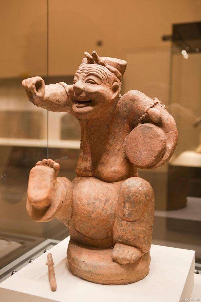 东汉击鼓说唱陶俑于1957年出土于四川省成都市天回山东汉崖墓_高清图