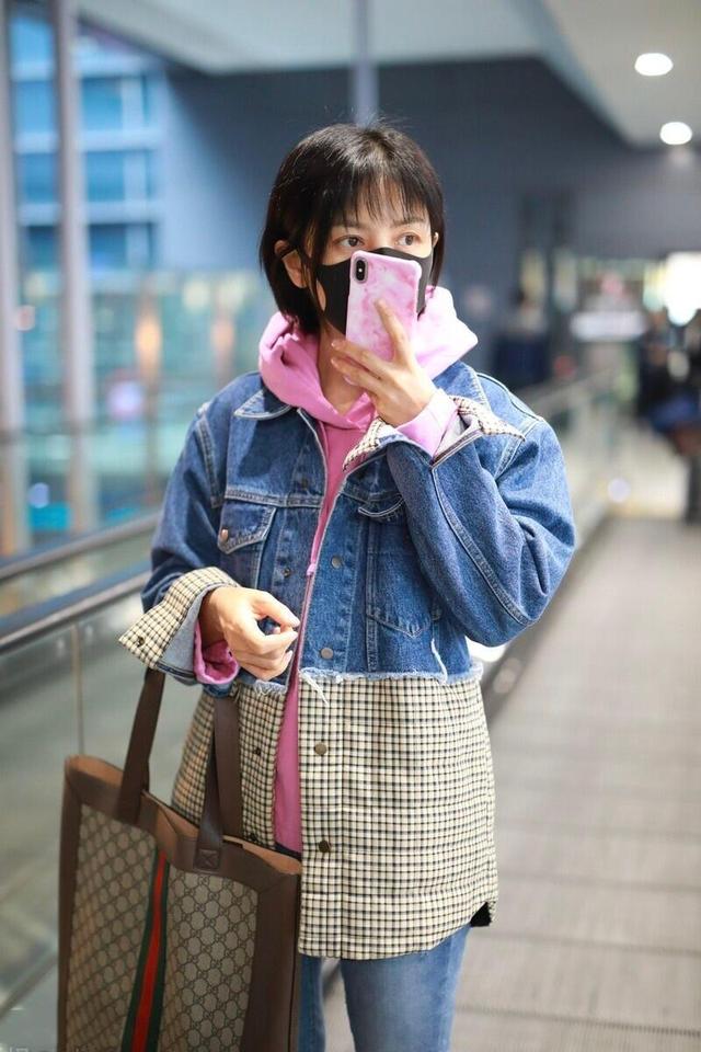 44岁胡可厉害,穿牛仔外套内搭连帽卫衣走机场,素颜状态也养眼