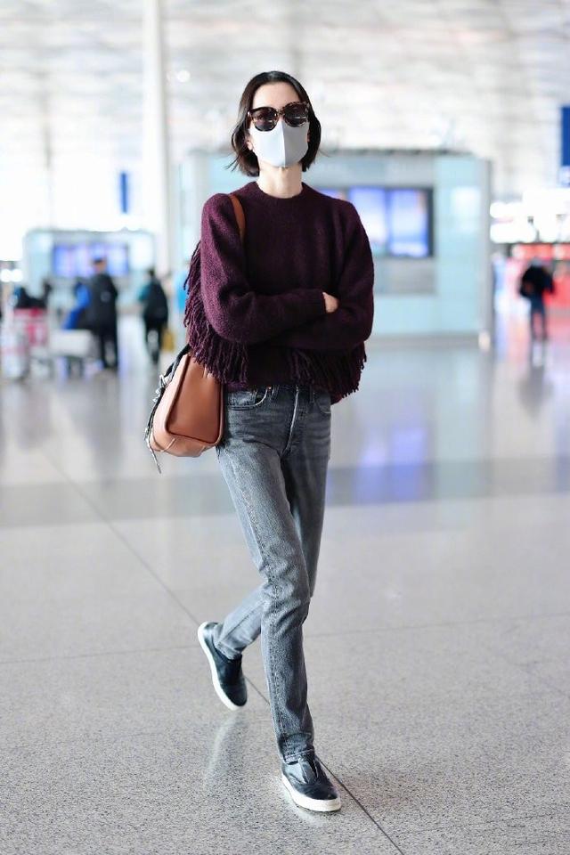 杜鹃真是行走的时尚教科书,普通牛仔裤穿出时髦感,179身材亮了