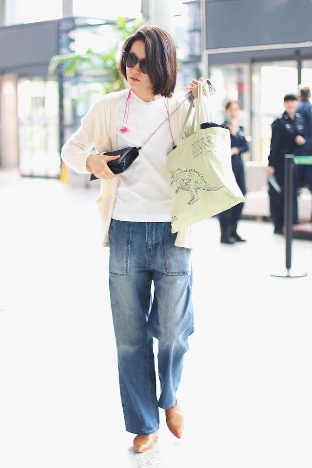 杜鹃真是行走的时尚教科书,普通牛仔裤穿出时髦感,179身材亮了